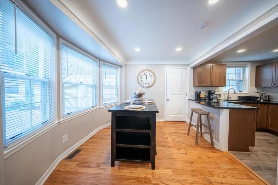 Newly Renovated Townhouse on a Tranquil Street House in Dearborn