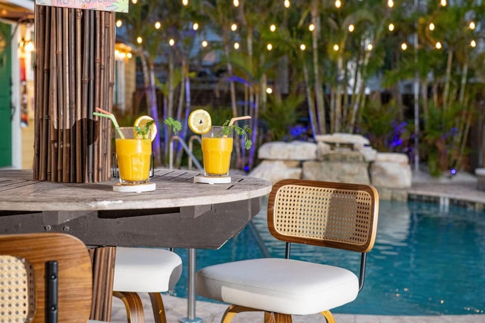King Bed-Step to Madeira Beach-Heated Pool-Private Hotel in Madeira Beach