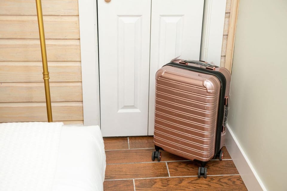 Queen Bed-Step to Madeira Beach-Heated Pool-Private Hotel in Madeira Beach