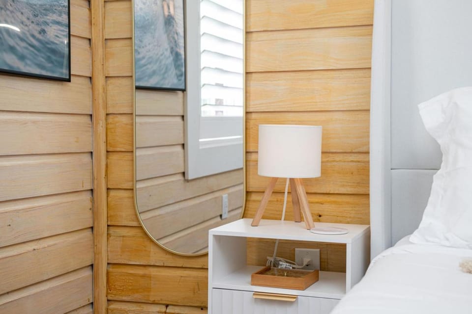 Queen Bed-Step to Madeira Beach-Heated Pool-Private Hotel in Madeira Beach