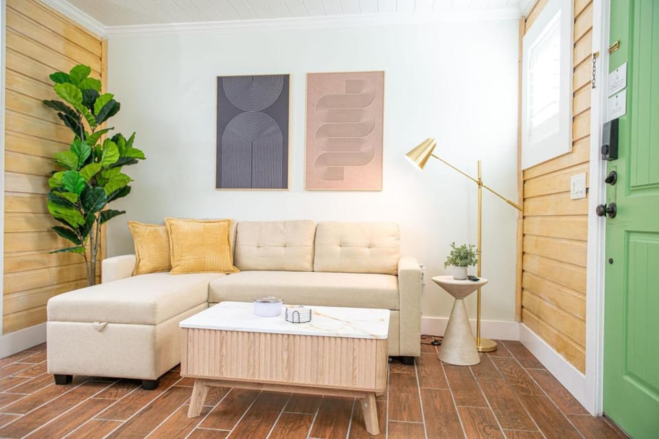 Queen Bed-Step to Madeira Beach-Heated Pool-Private Hotel in Madeira Beach