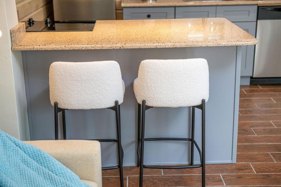 King Bed Step to Madeira Beach Heated Pool Private Hotel in Madeira Beach
