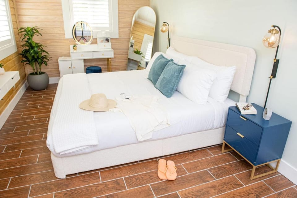King Bed-Step to Madeira Beach-Heated Pool-Private Hotel in Madeira Beach