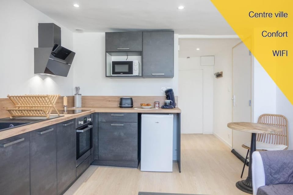 Kitchen or kitchenette, Dining area, oven, stove