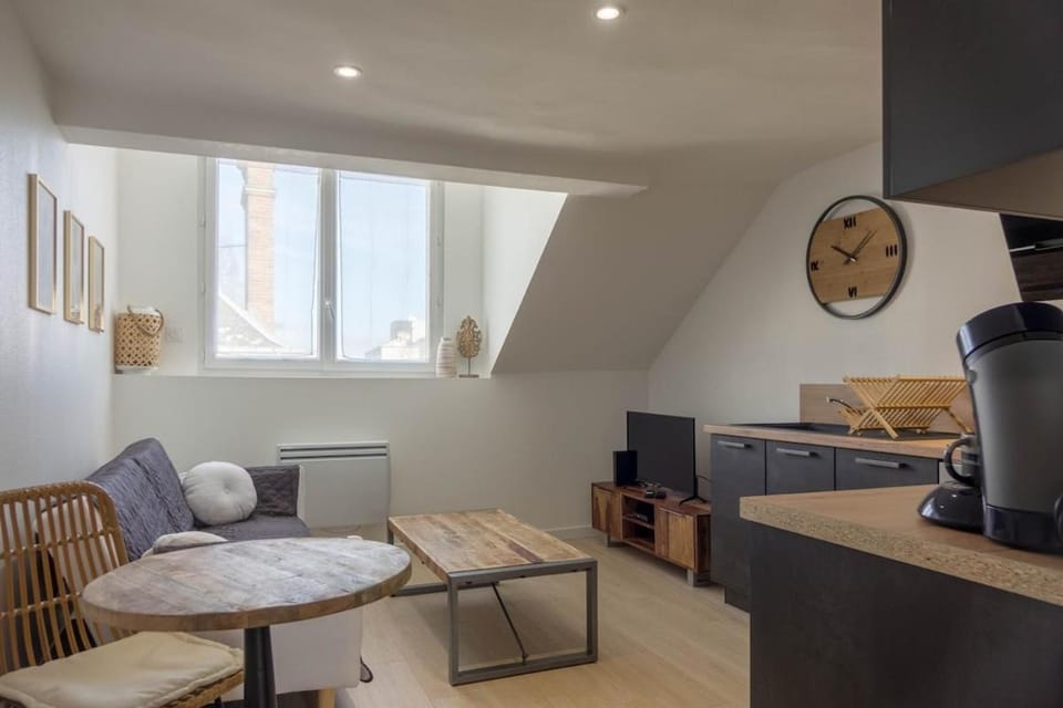 TV and multimedia, Kitchen or kitchenette, Living room, Seating area, Dining area
