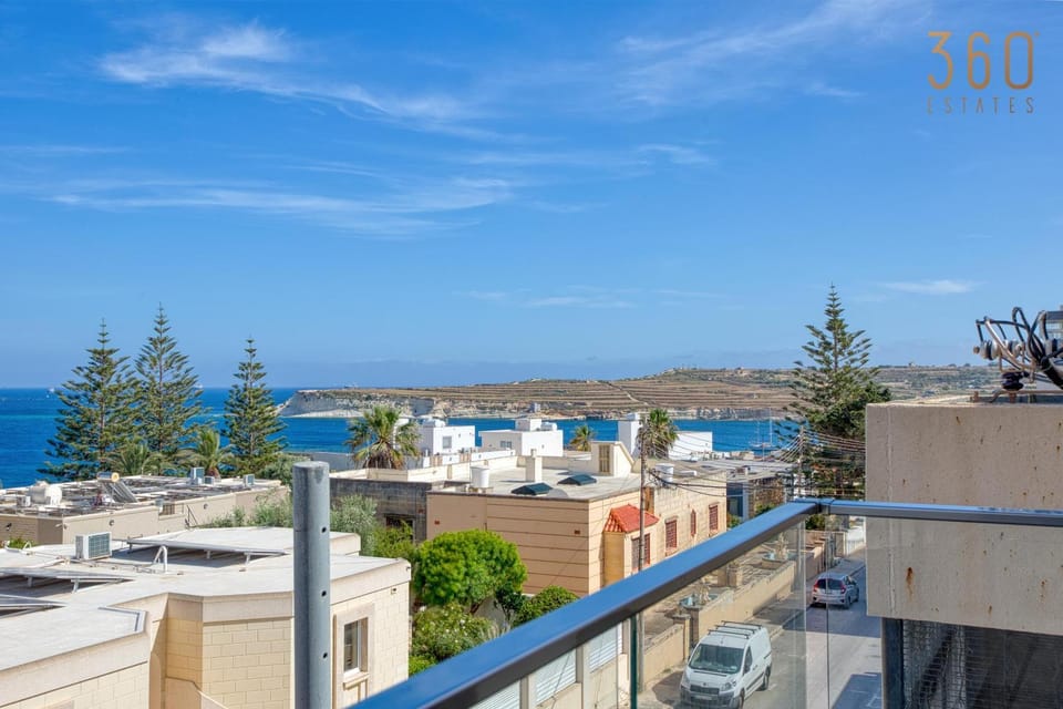Property building, Nearby landmark, Day, Natural landscape, Balcony/Terrace, City view, Sea view