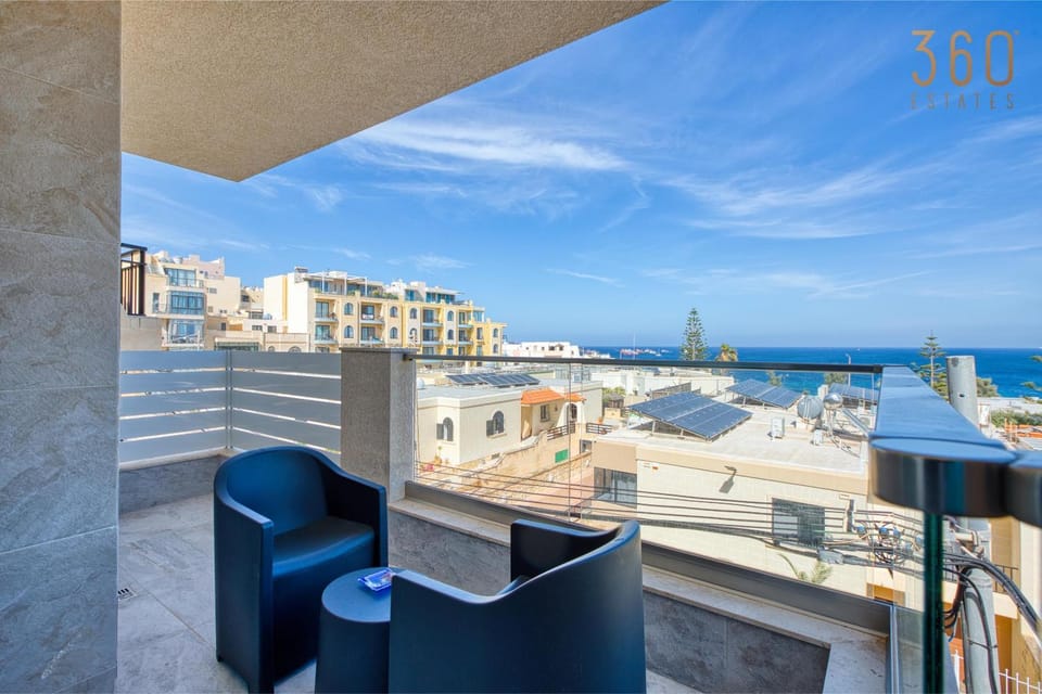 Property building, Patio, Communal lounge/ TV room, Balcony/Terrace, Living room, Seating area, Evening entertainment, City view, Sea view