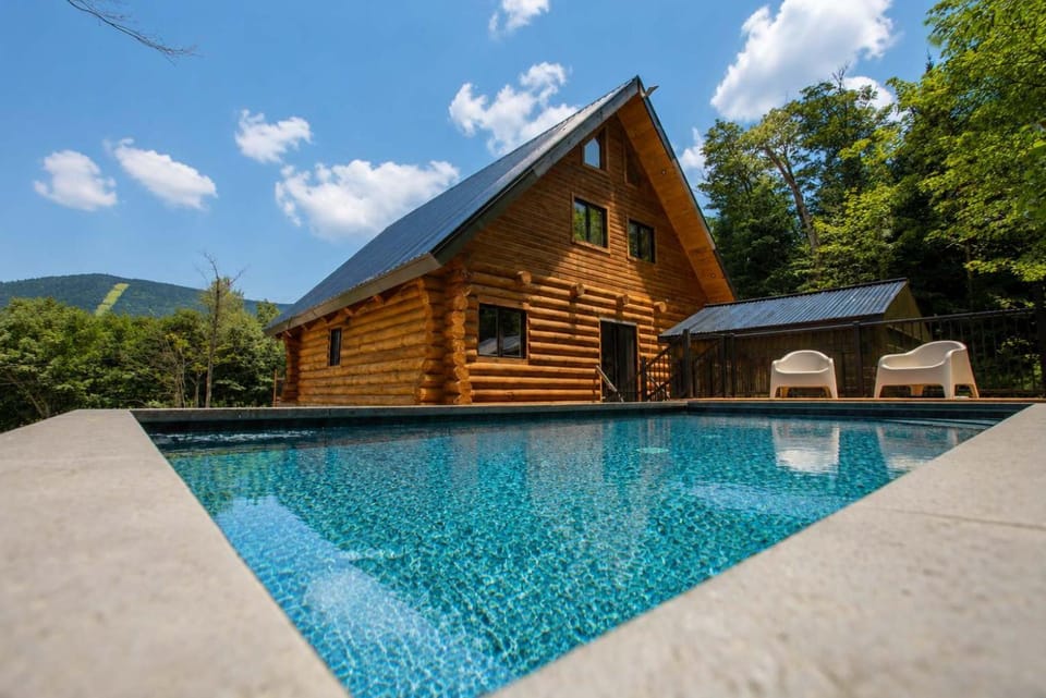 The ANIMAL - PARTY TIME - POOL SPA AND MOUNTAIN Chalet in Quebec