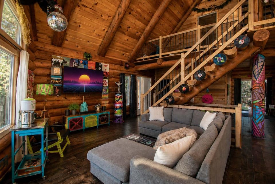 The ANIMAL - PARTY TIME - POOL SPA AND MOUNTAIN Chalet in Quebec
