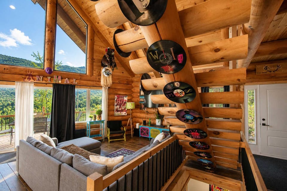 The ANIMAL - PARTY TIME - POOL SPA AND MOUNTAIN Chalet in Maine