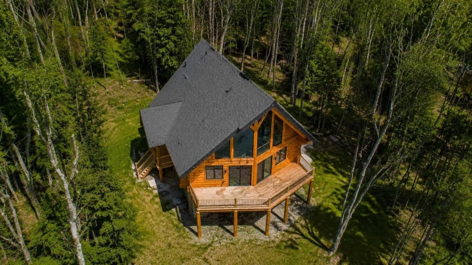 The ANIMAL - PARTY TIME - POOL SPA AND MOUNTAIN Chalet in Maine