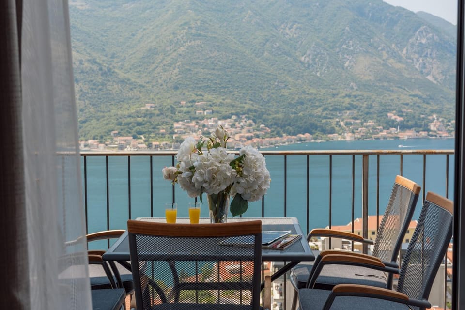 Skyline Shore with Sea View Apartment in Dobrota