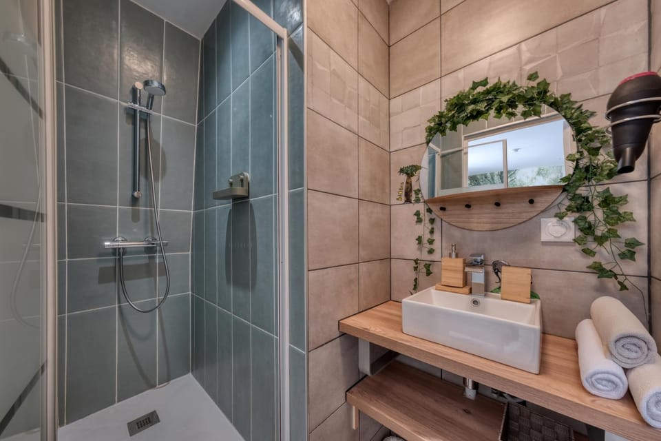 Shower, Toilet, Bathroom, towels