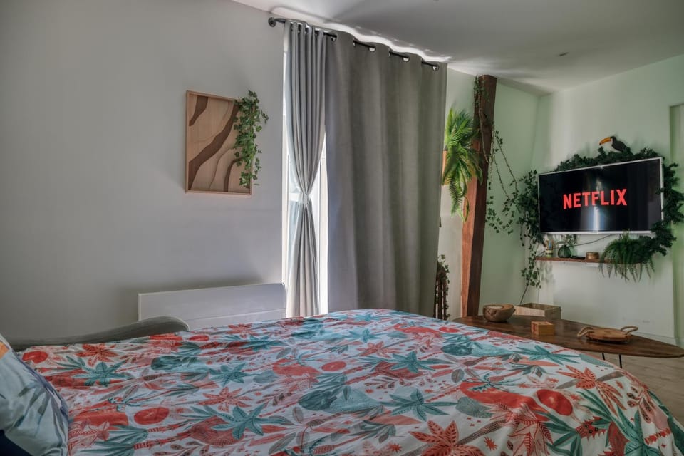 Bed, TV and multimedia, Photo of the whole room, Bedroom