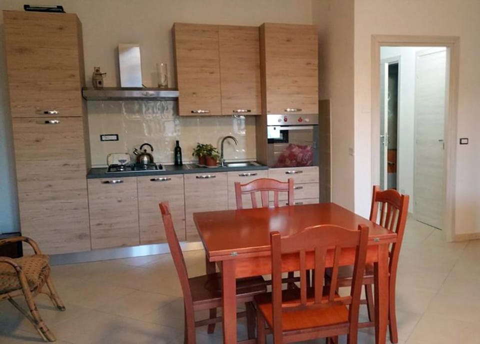 Kitchen or kitchenette, Dining area, stove