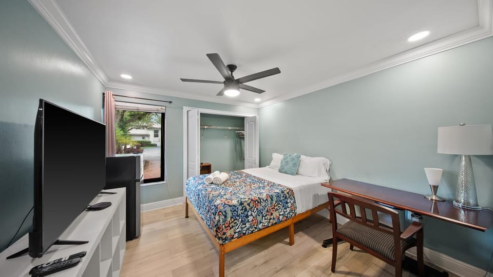 Photo of the whole room, Bedroom, Garden view