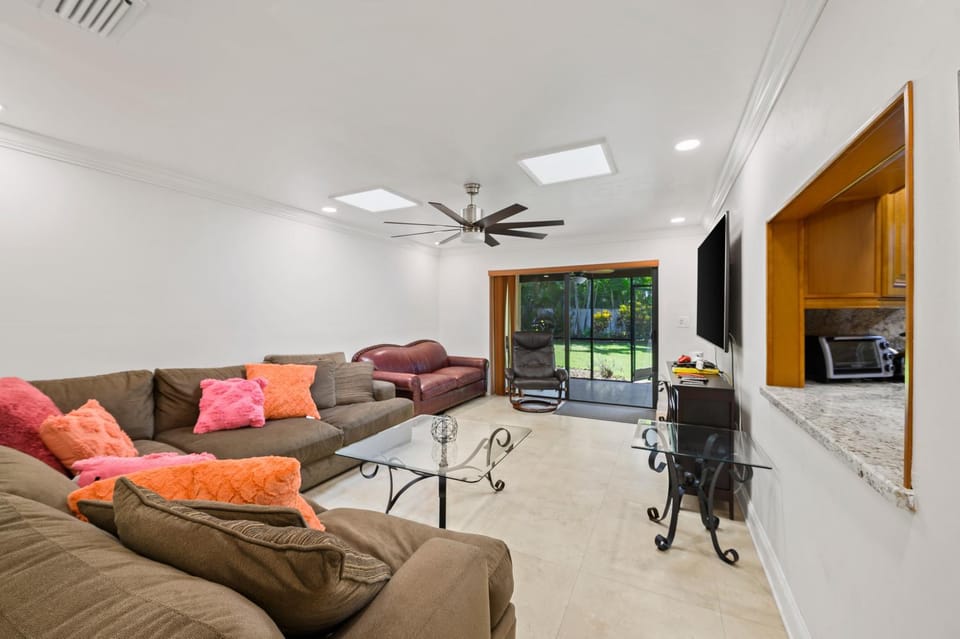 Communal lounge/ TV room, Living room, Seating area