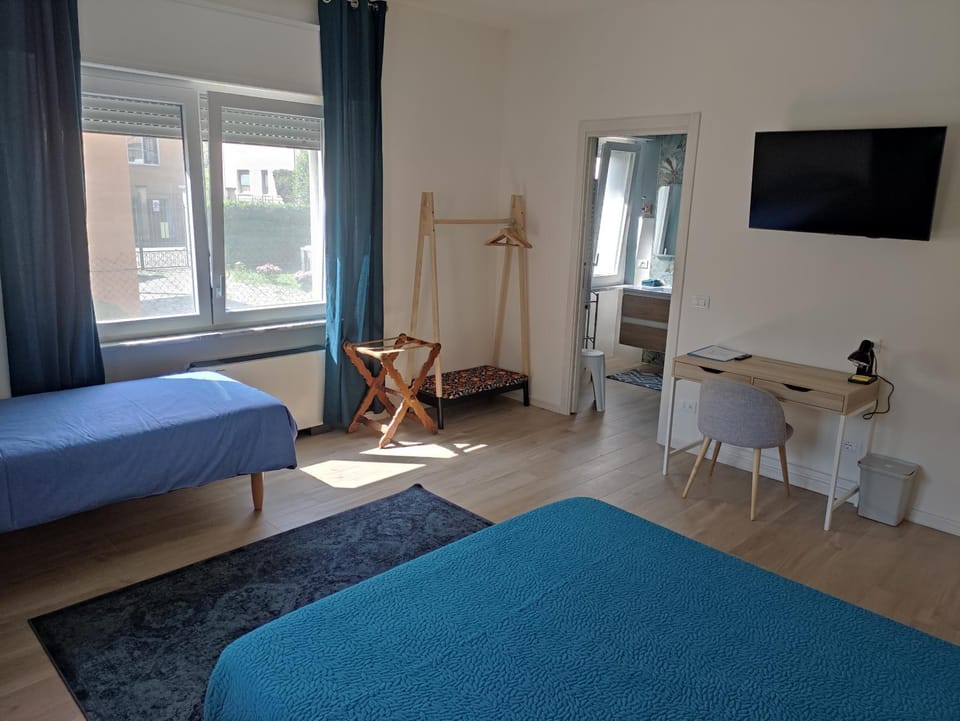 Bed, TV and multimedia, Bedroom