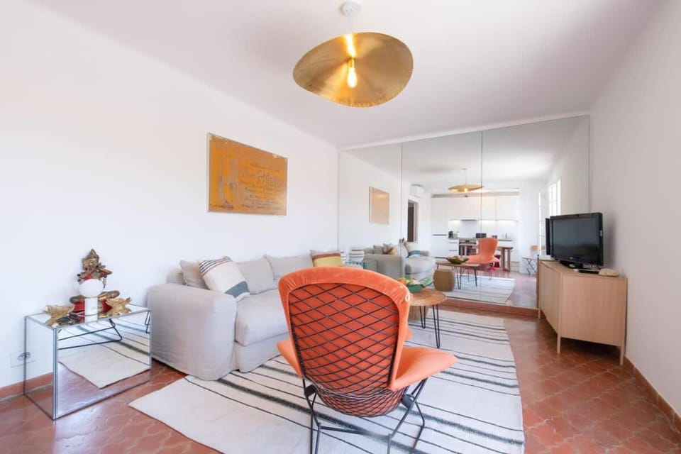 L'Elegant l Bright & Views l Shellter Rentals Apartment in Saint-Tropez