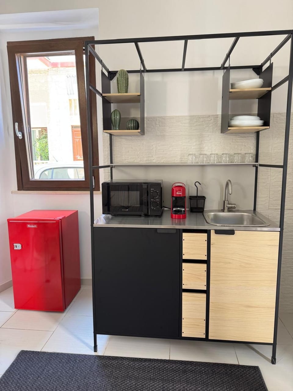 Kitchen or kitchenette, minibar