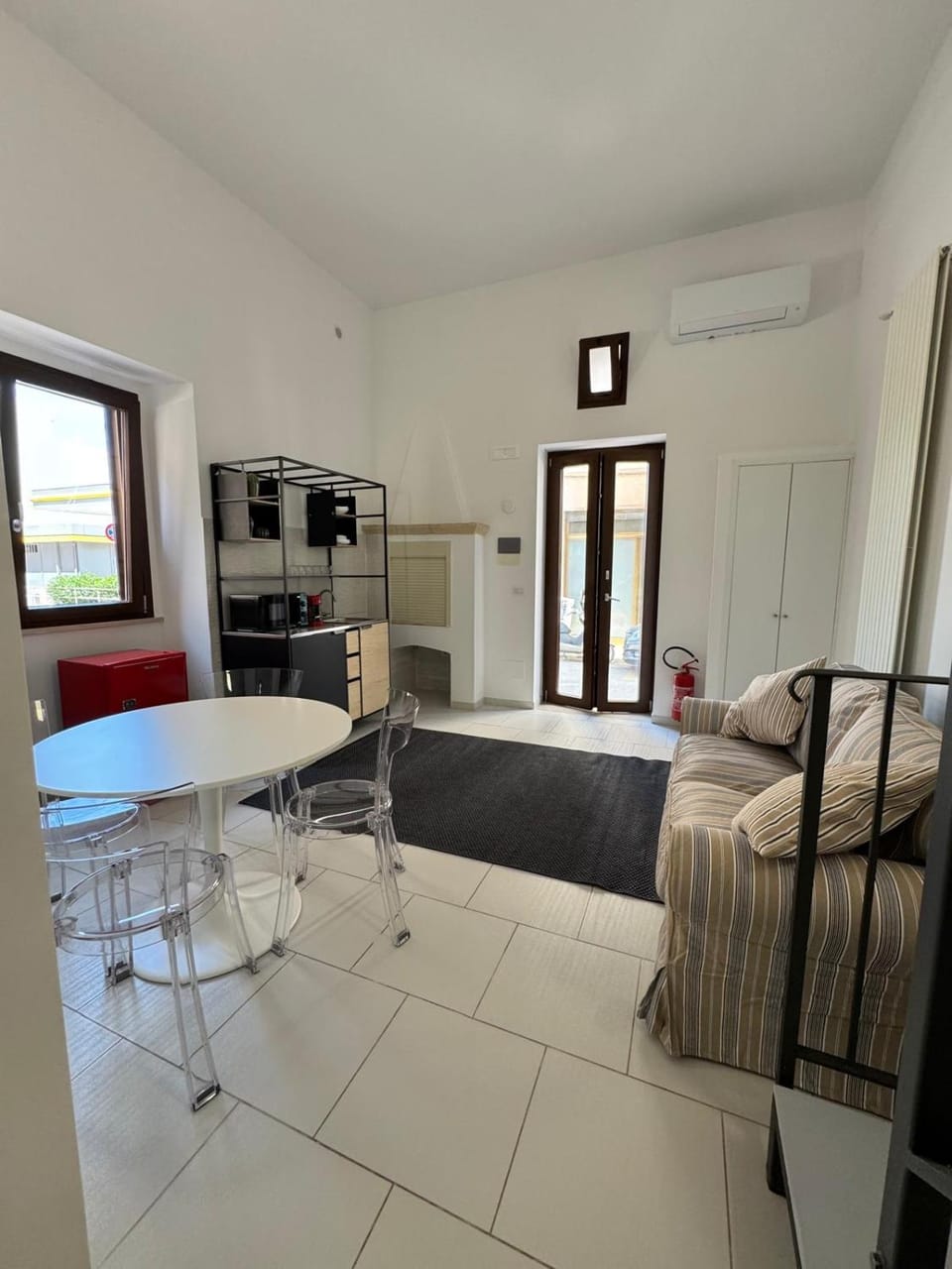 Kitchen or kitchenette, Living room, Seating area, Dining area