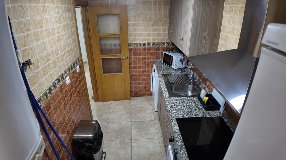 Kitchen or kitchenette, oven, pet friendly, stove