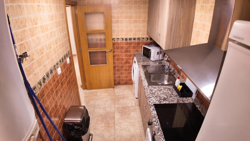 Bathroom, Kitchen or kitchenette, oven, stove