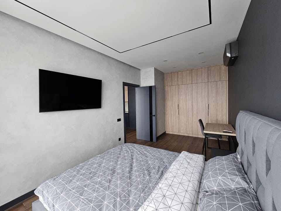 Bed, TV and multimedia, Photo of the whole room, Bedroom