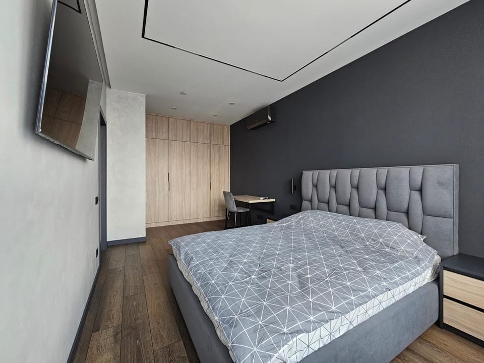 Bed, Photo of the whole room, Seating area, Bedroom