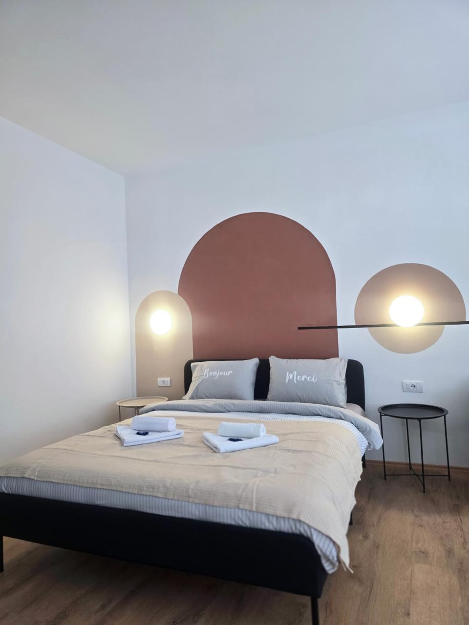 Bed, Photo of the whole room, Bedroom, towels