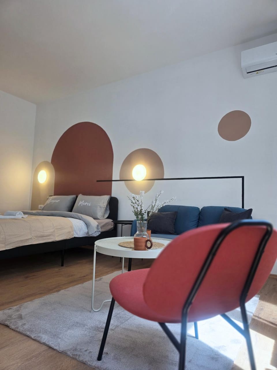 Bed, Living room, Photo of the whole room, Seating area, Bedroom, air conditioner