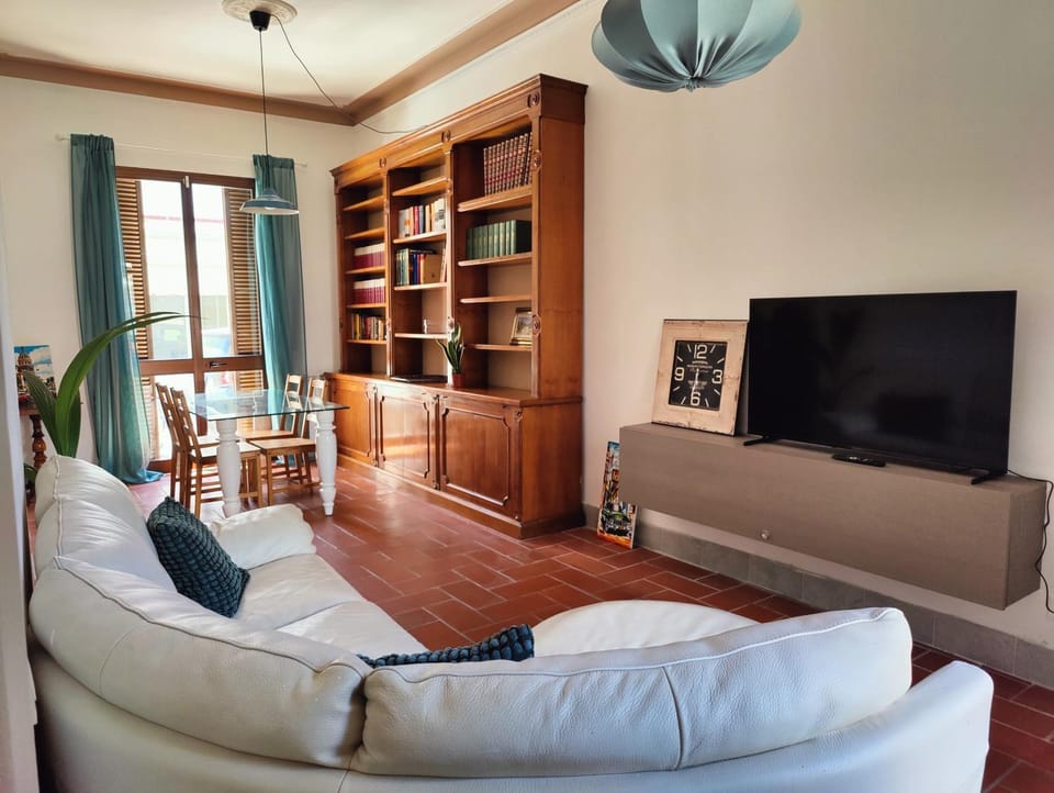 Communal lounge/ TV room, Library, TV and multimedia, Seating area