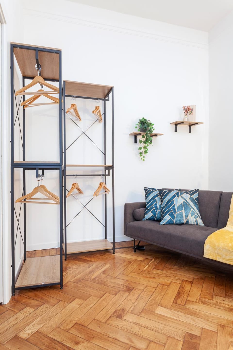Photo of the whole room, Bedroom, wardrobe