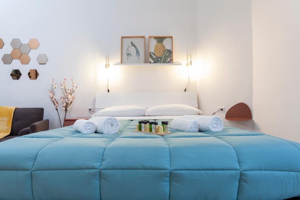 Bed, Photo of the whole room, Bedroom, towels