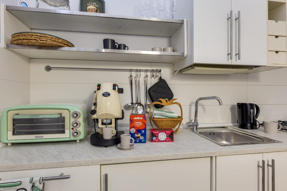Coffee/tea facilities, Kitchen or kitchenette, oven, stove