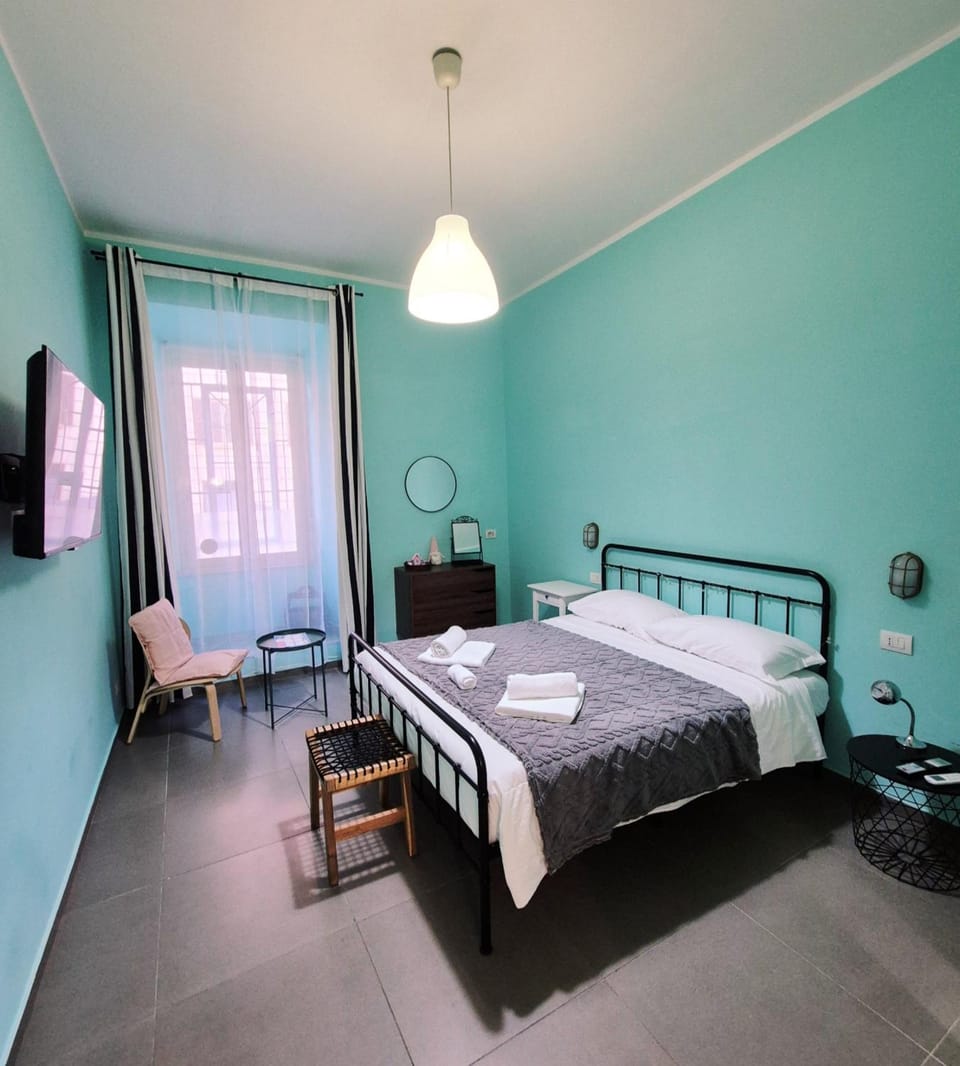 Bed, TV and multimedia, Photo of the whole room, Bedroom