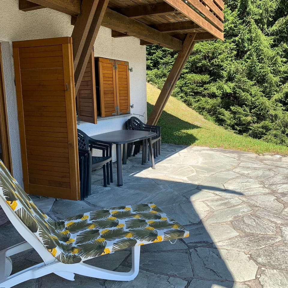 Property building, Patio, Day, Garden, Garden, Garden view, sunbed