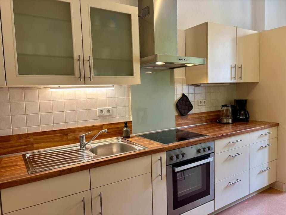 Kitchen or kitchenette, dishwasher, stove