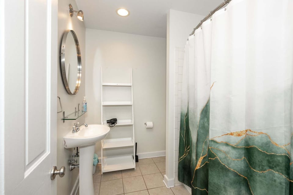 Downtown Cincy Loft, 30-Night Minimum, Garage House in Over The Rhine