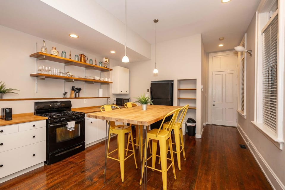 Downtown Cincy Loft, 30-Night Minimum, Garage House in Over The Rhine