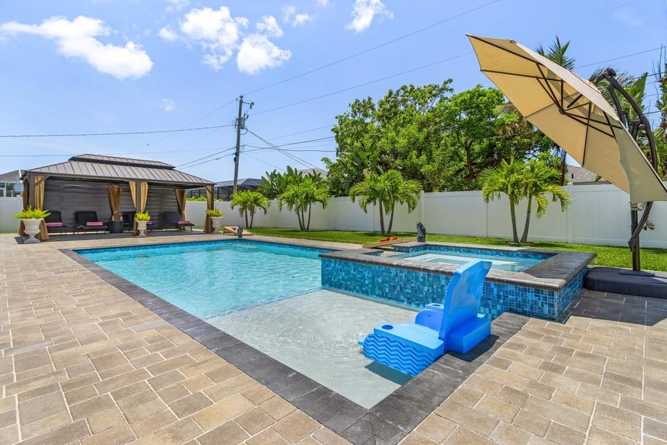 Perfect Sunsets, Heated Pool & Spa, Private Cabana - Pearlstone Retreat - Roelens House in Cape Coral
