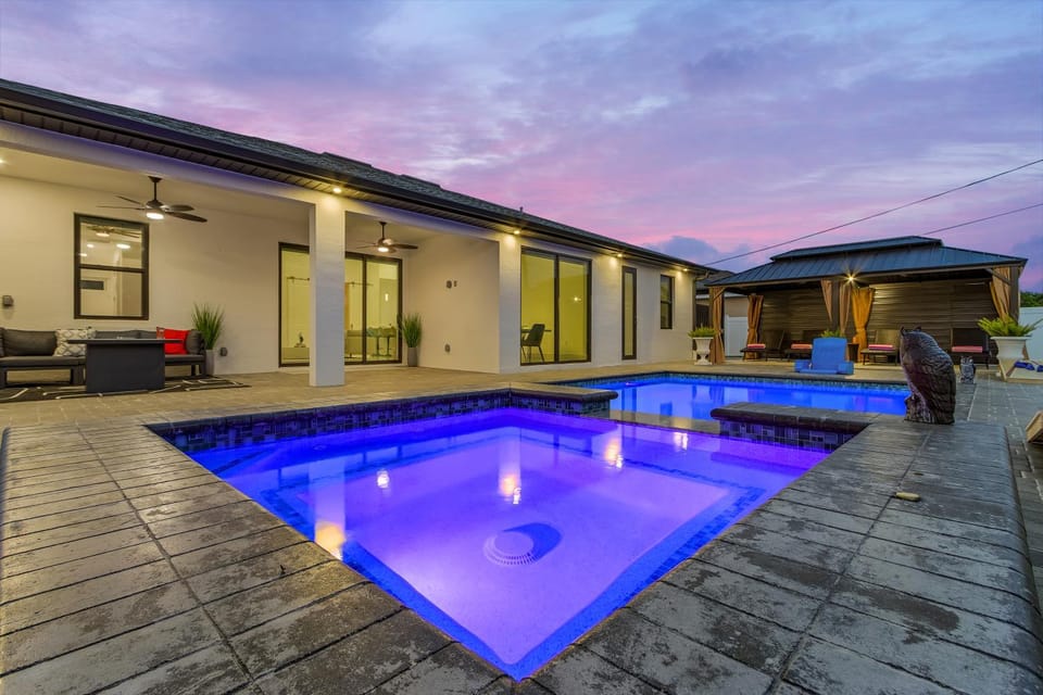 Perfect Sunsets, Heated Pool & Spa, Private Cabana - Pearlstone Retreat - Roelens House in Cape Coral