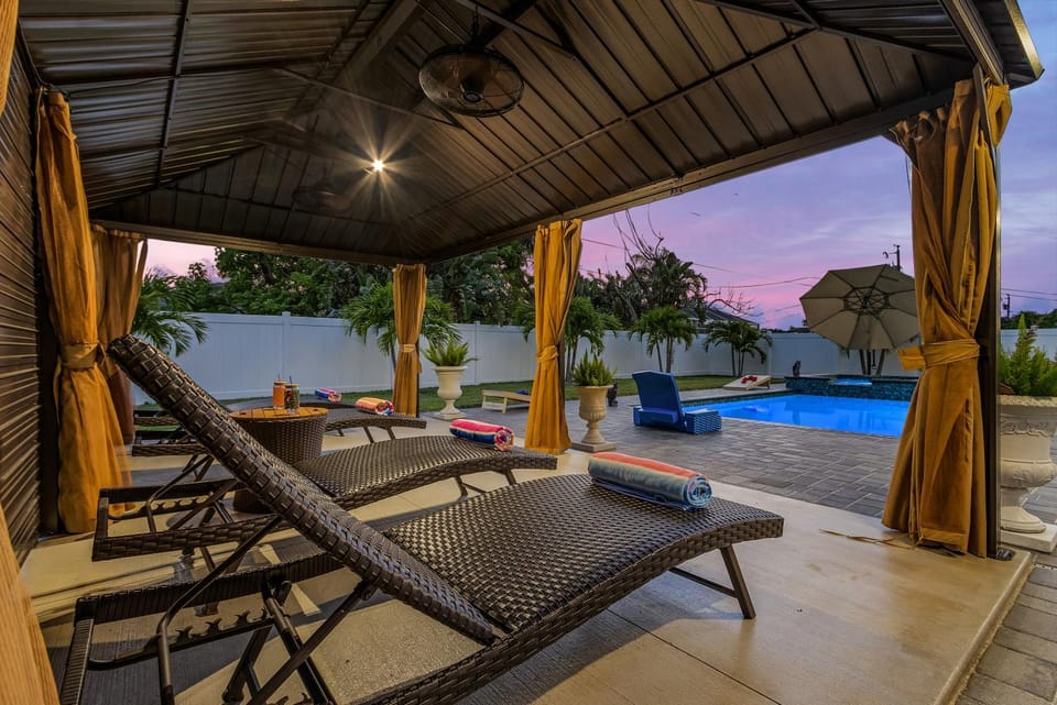 Perfect Sunsets, Heated Pool & Spa, Private Cabana - Pearlstone Retreat - Roelens House in Cape Coral