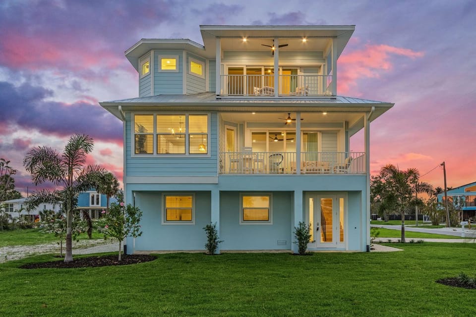 Prime Location, Heated Pool, Game Room - FMB- Beach Please - Roelens House in Estero Island