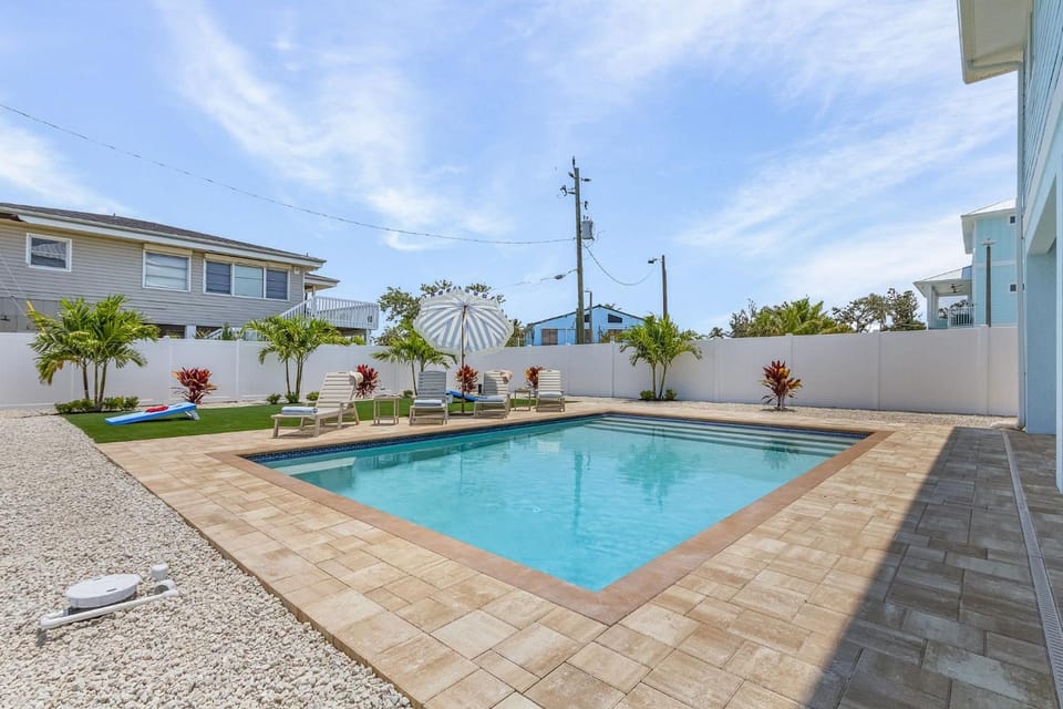Prime Location, Heated Pool, Game Room - FMB- Beach Please - Roelens House in Estero Island