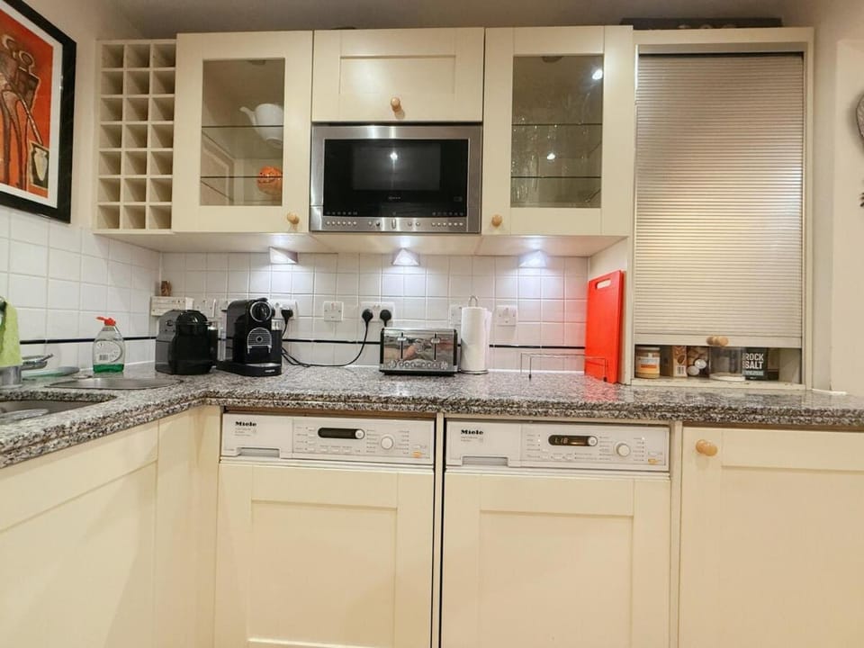 Elegant 4-Story Townhouse Near Victoria Station Villa in City of Westminster