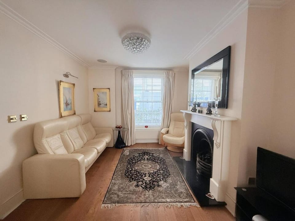 Elegant 4-Story Townhouse Near Victoria Station Villa in City of Westminster
