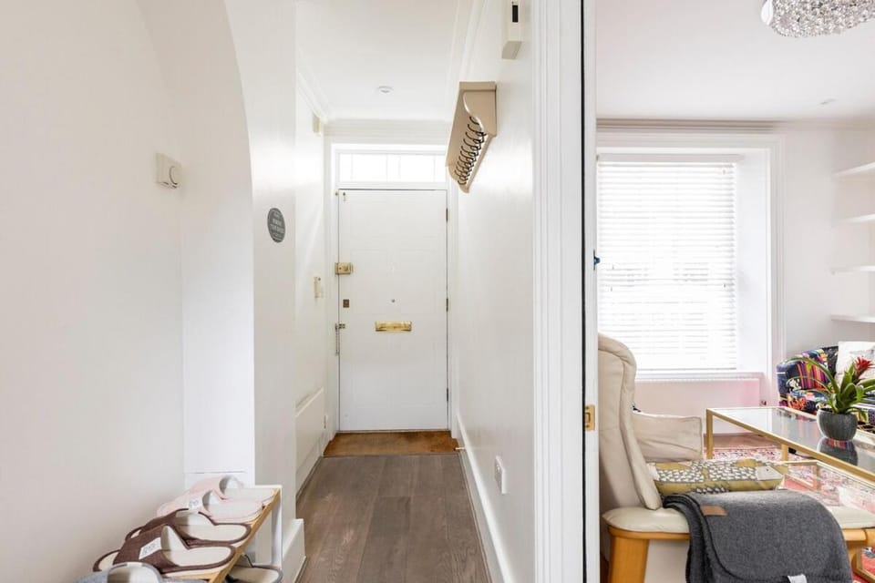 Elegant 4-Story Townhouse Near Victoria Station Villa in City of Westminster