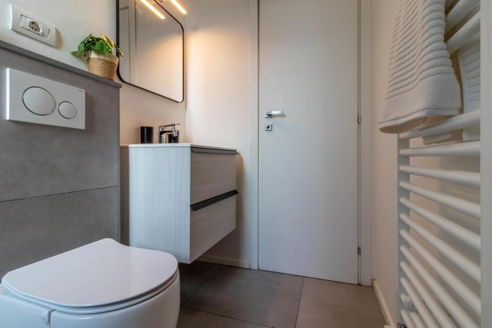 Unicredit and Bosco Verticale - Little House Apartment in Milan