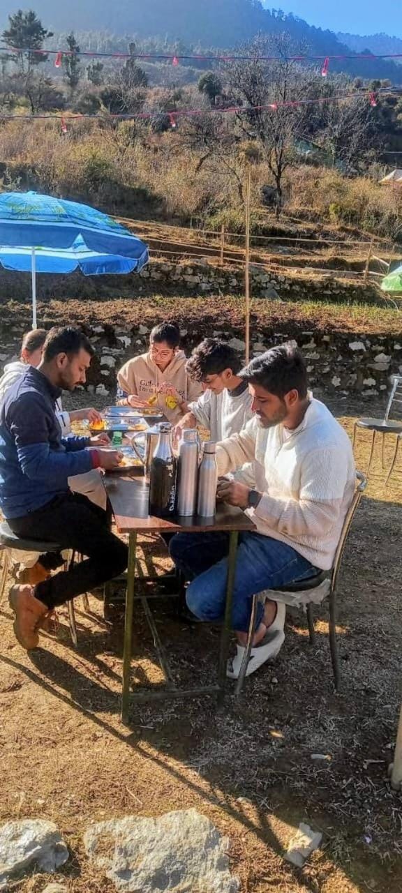 Restaurant/places to eat, People, Natural landscape, Food and drinks, Dining area, group of guests
